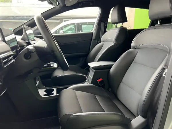 MG MG4 64 kWh Luxury 8