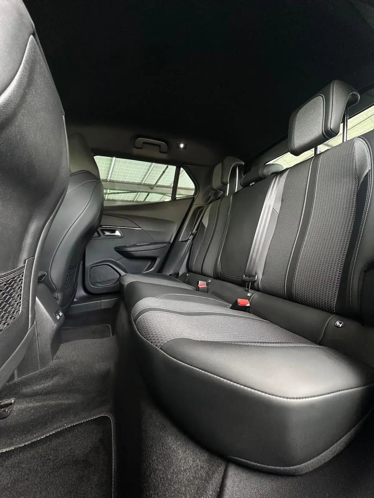 Peugeot e-2008 50 kWh GT 29