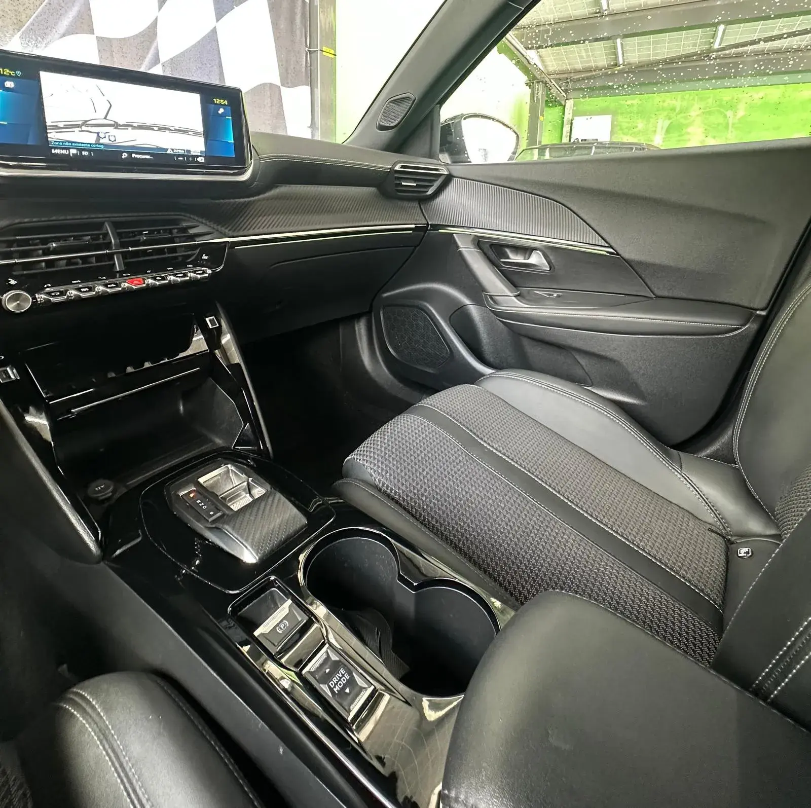 Peugeot e-2008 50 kWh GT Pack 26