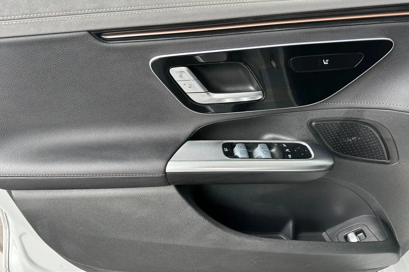 Mercedes-Benz EQE 300 Electric Art 9