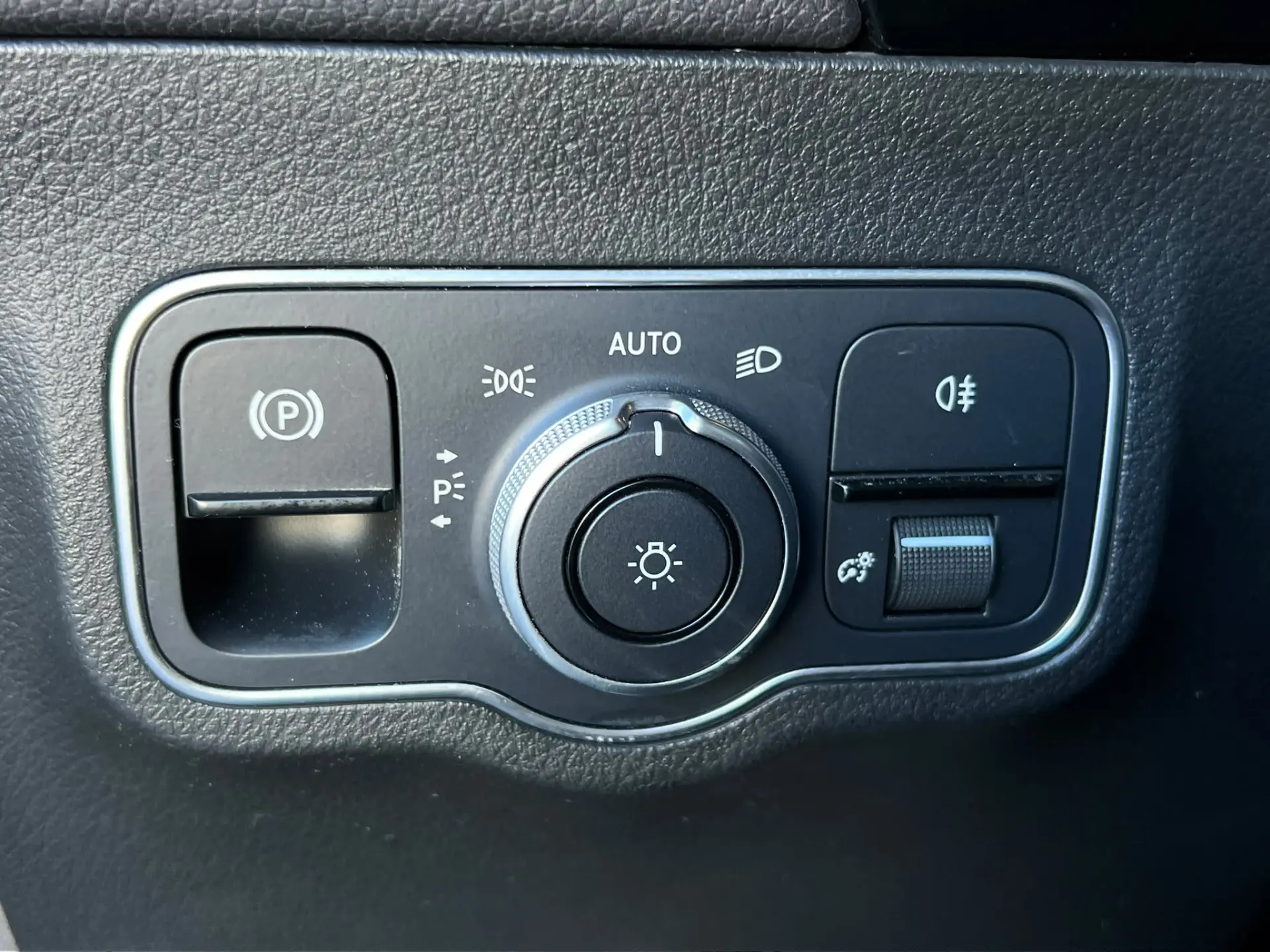 Mercedes-Benz EQA 250+ Electric Art 12