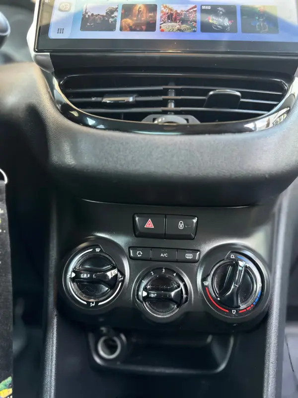 Peugeot 208 26