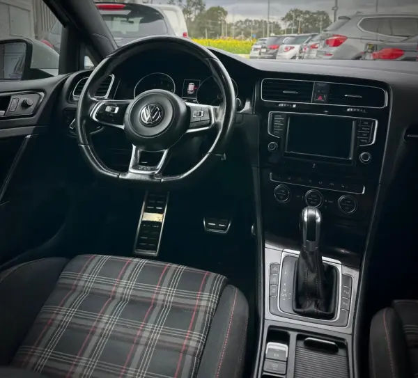 Volkswagen Golf 2.0 TSi GTi DSG 15