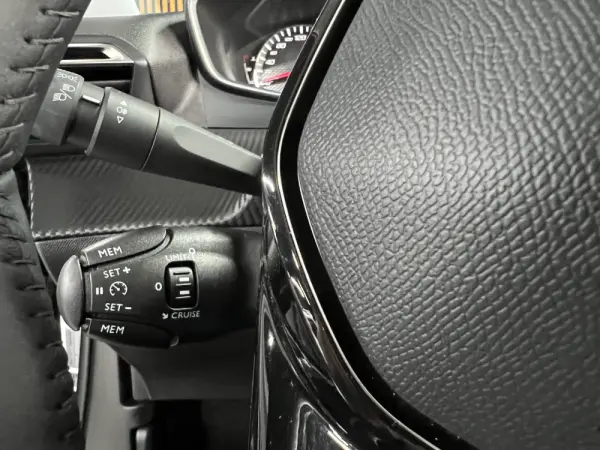 Peugeot 2008 1.2 PureTech Active Pack 9