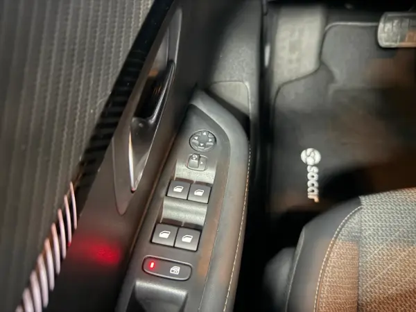 Peugeot 208 1.2 Hybrid Allure e-DCS6 14