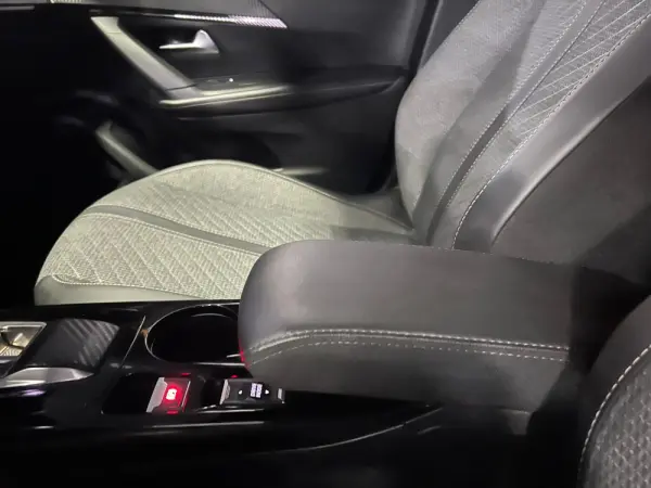 Peugeot e-2008 54 kWh Allure 26