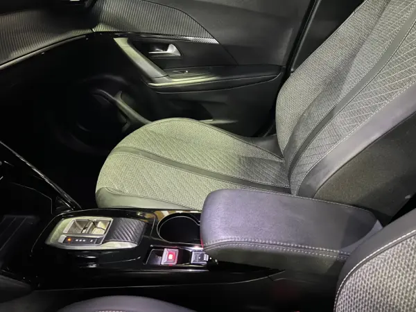 Peugeot e-2008 54 kWh Allure 11