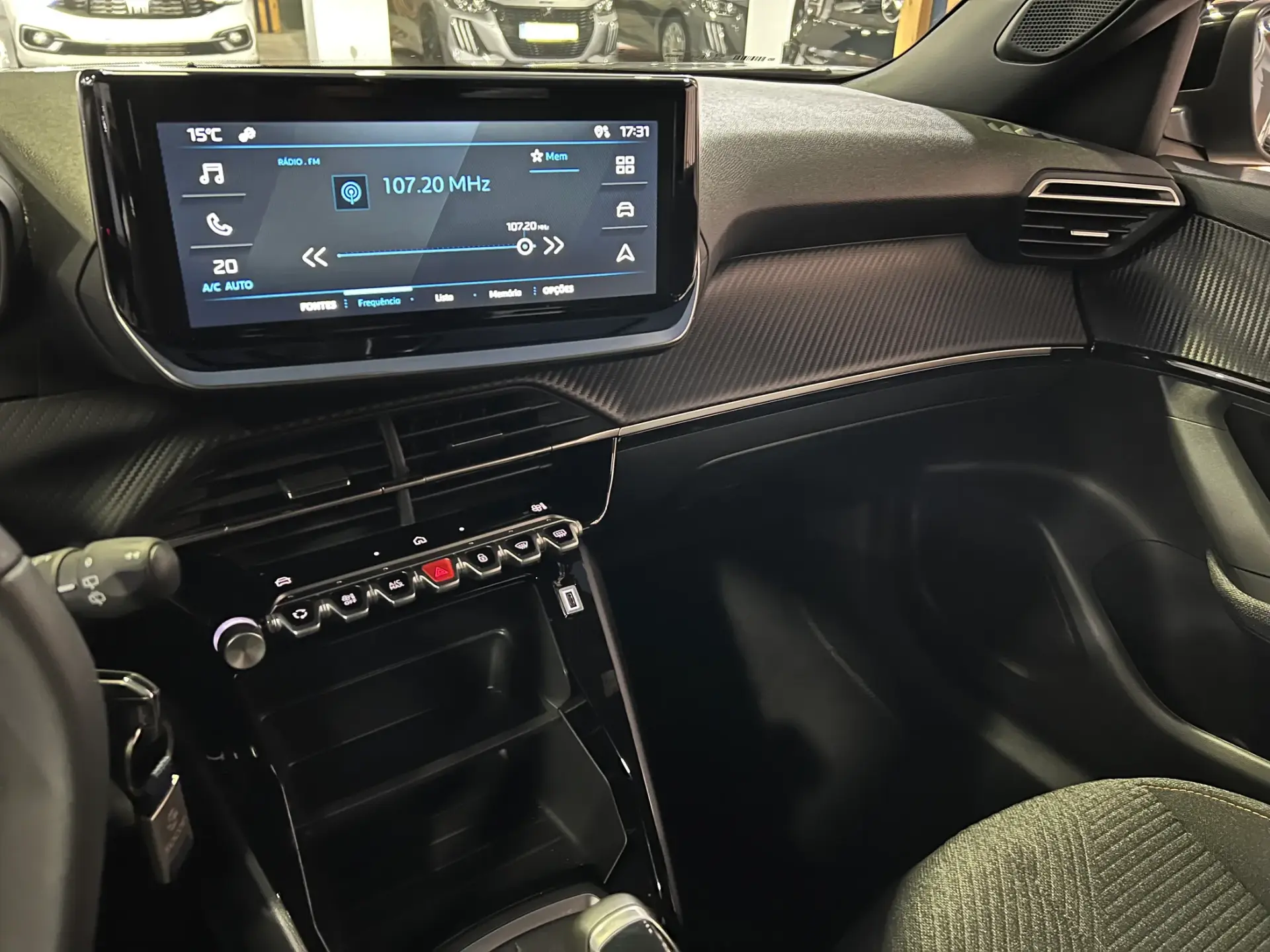 Peugeot 2008 1.2 PureTech Style 17