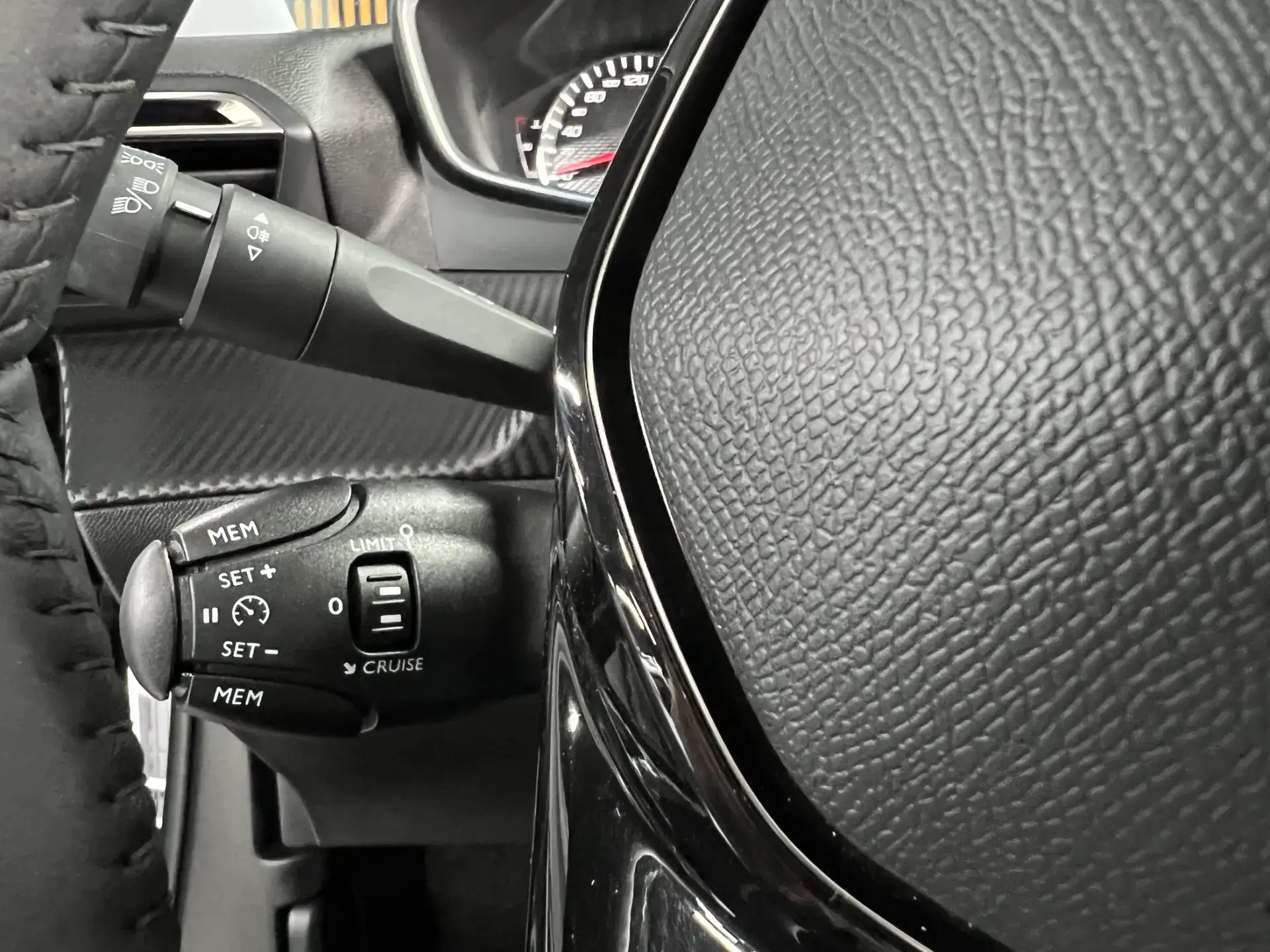 Peugeot 2008 1.2 PureTech Active Pack 9