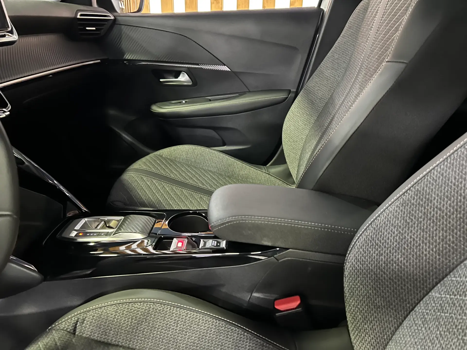 Peugeot 208 1.2 Hybrid Allure e-DCS6 10