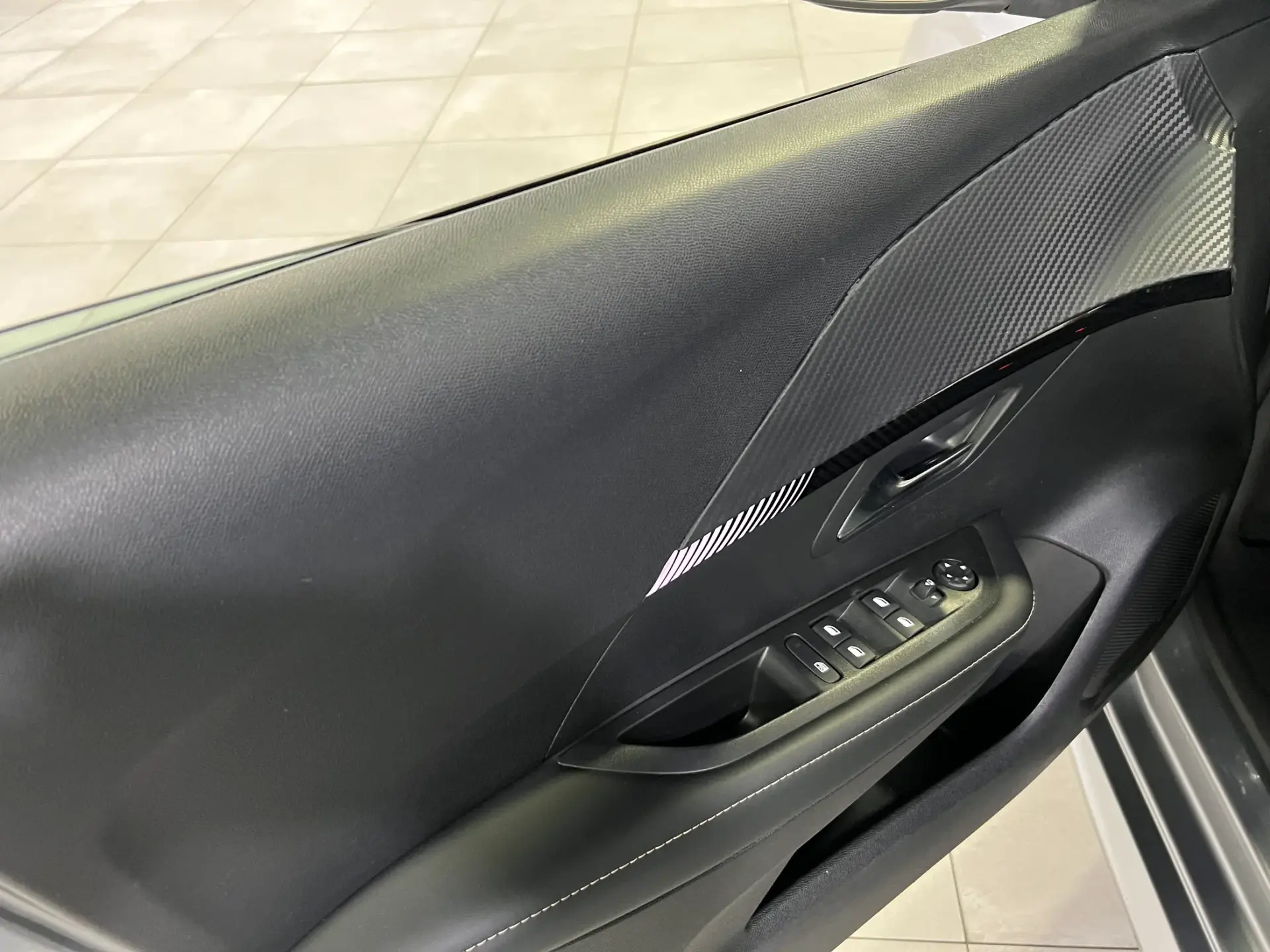 Peugeot 208 1.2 Hybrid Allure e-DCS6 26