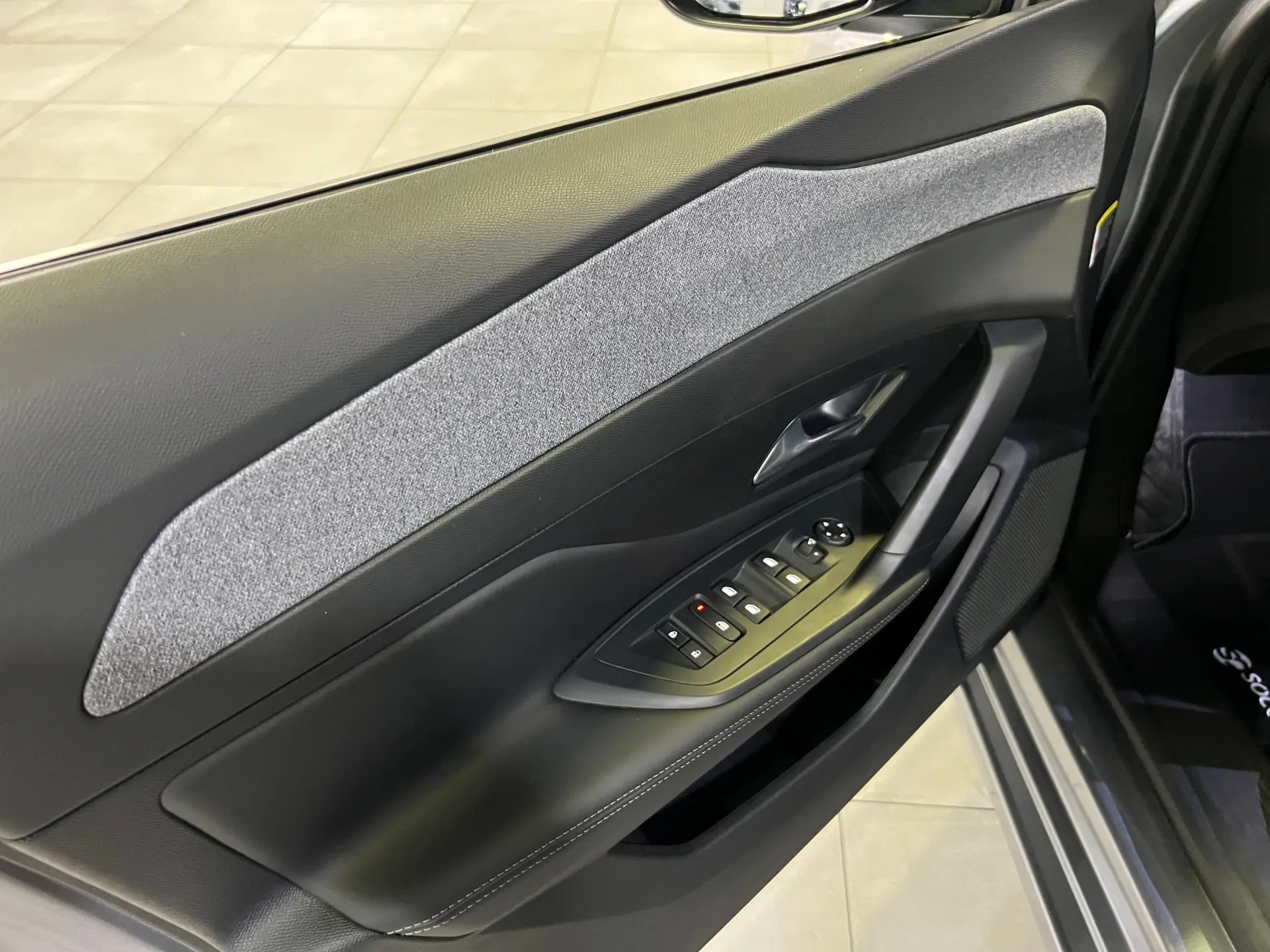 Peugeot 308 SW 1.2 Hybrid Allure e-DCS6 28