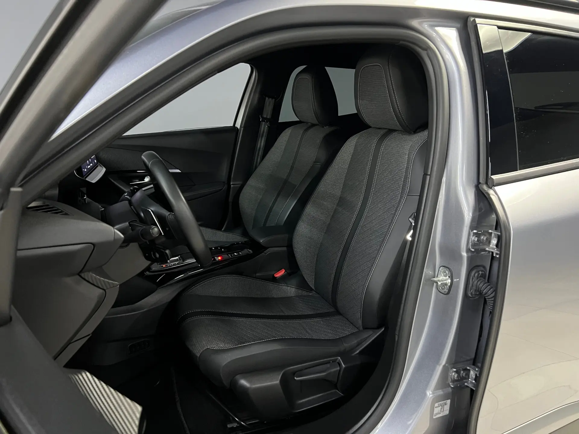 Peugeot 2008 1.2 Hybrid Allure e-DCS6 13