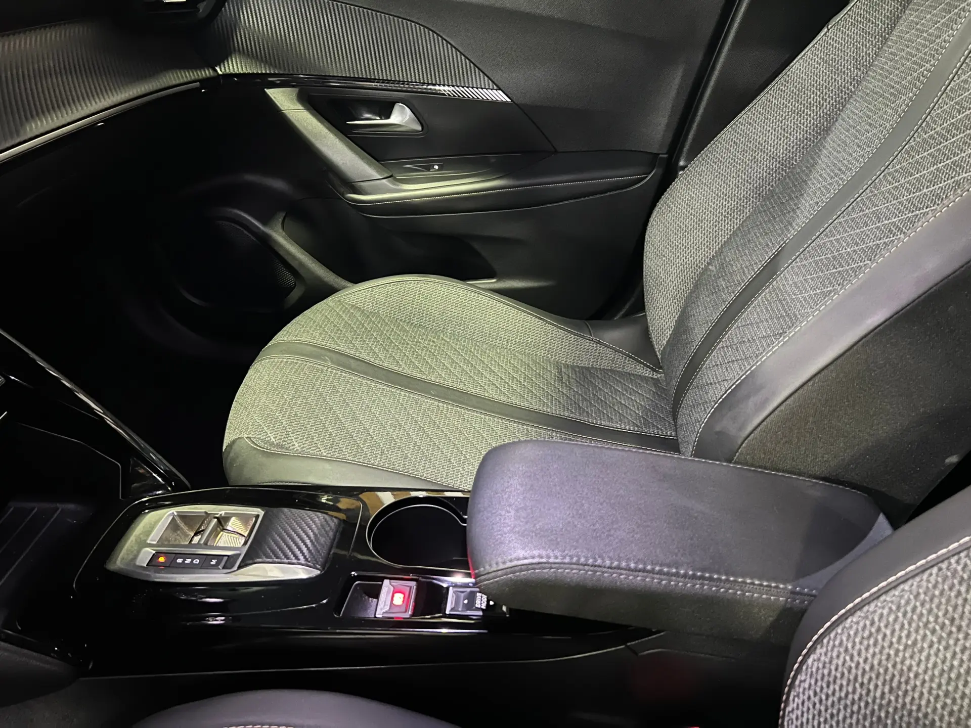 Peugeot e-2008 54 kWh Allure 11