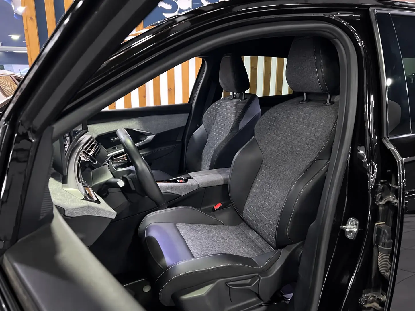 Peugeot 3008 1.2 Hybrid Allure e-DCS6 12