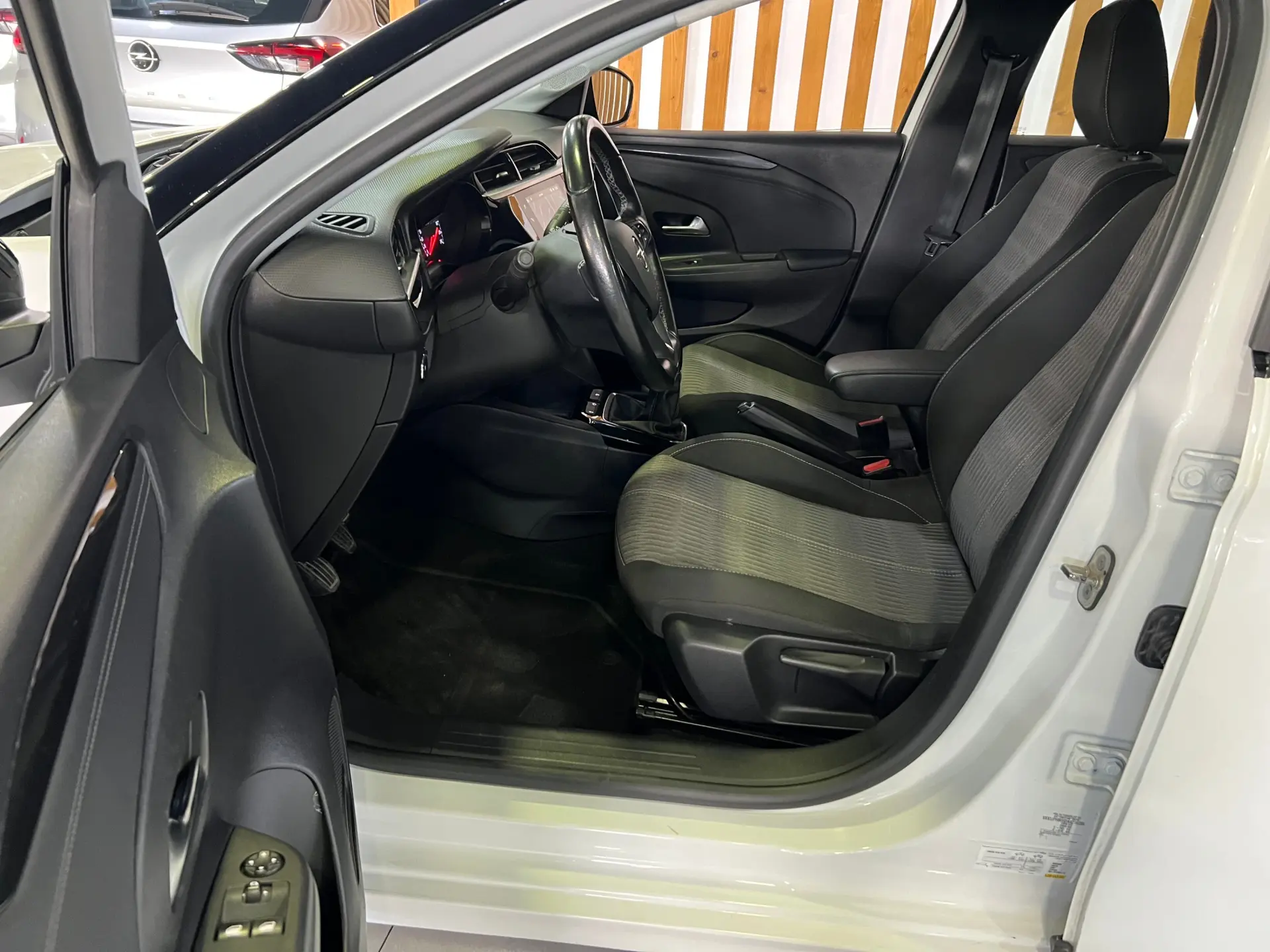 Opel Corsa 1.2 Business Edition 8