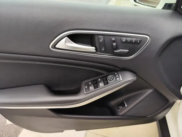 Mercedes-Benz GLA 180 7G-DCT UrbanStyle Edition 11