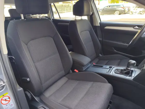 Volkswagen Passat Variant 2.0 TDi Confortline DSG 17