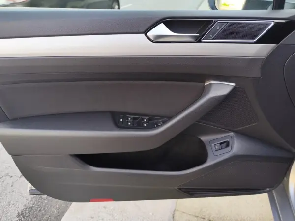 Volkswagen Passat Variant 2.0 TDi Confortline DSG 21