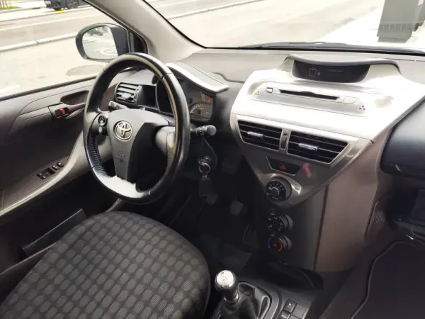 Toyota iQ 1.0 VVT-i 12