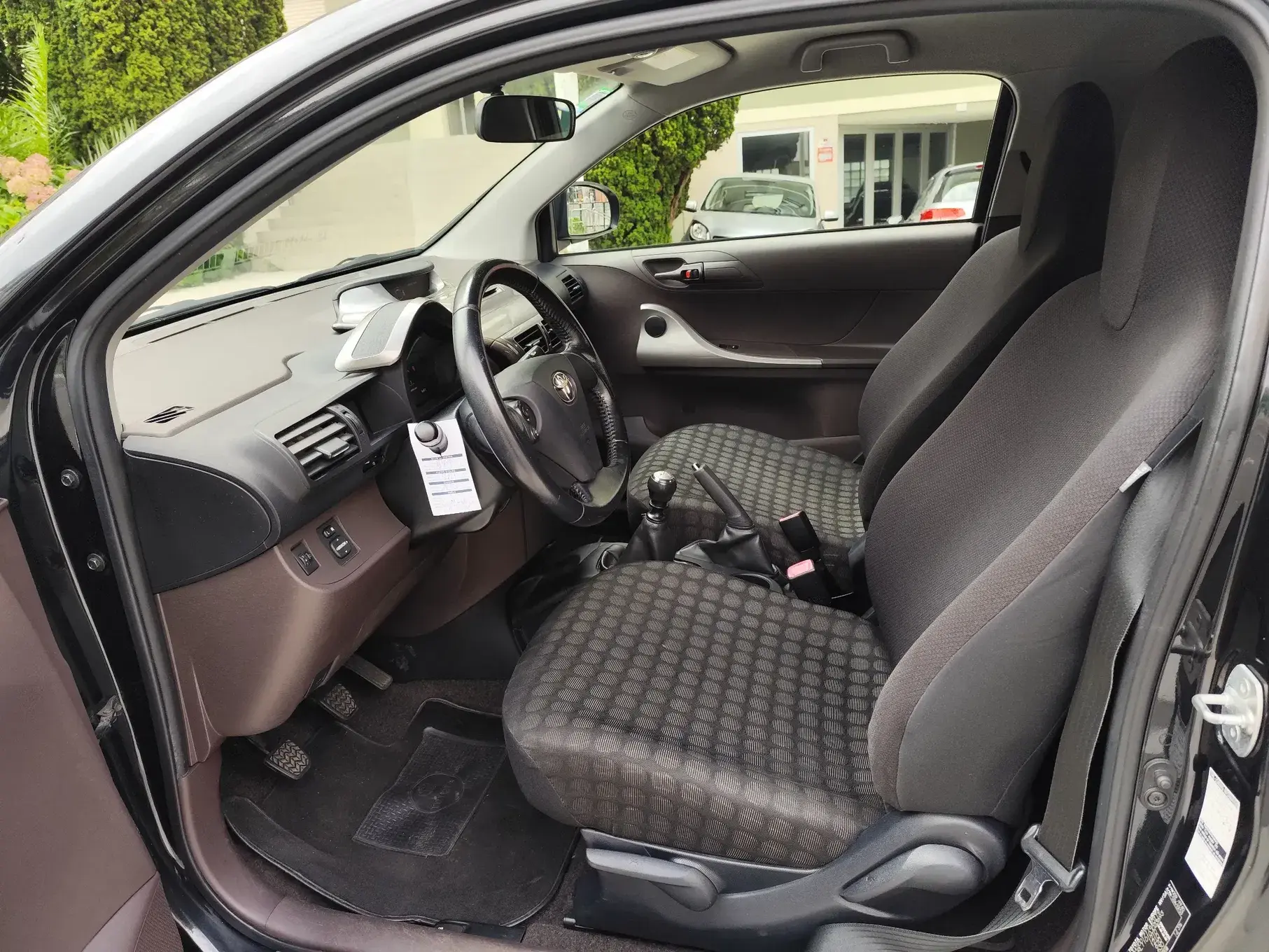 Toyota iQ 1.0 VVT-i 11