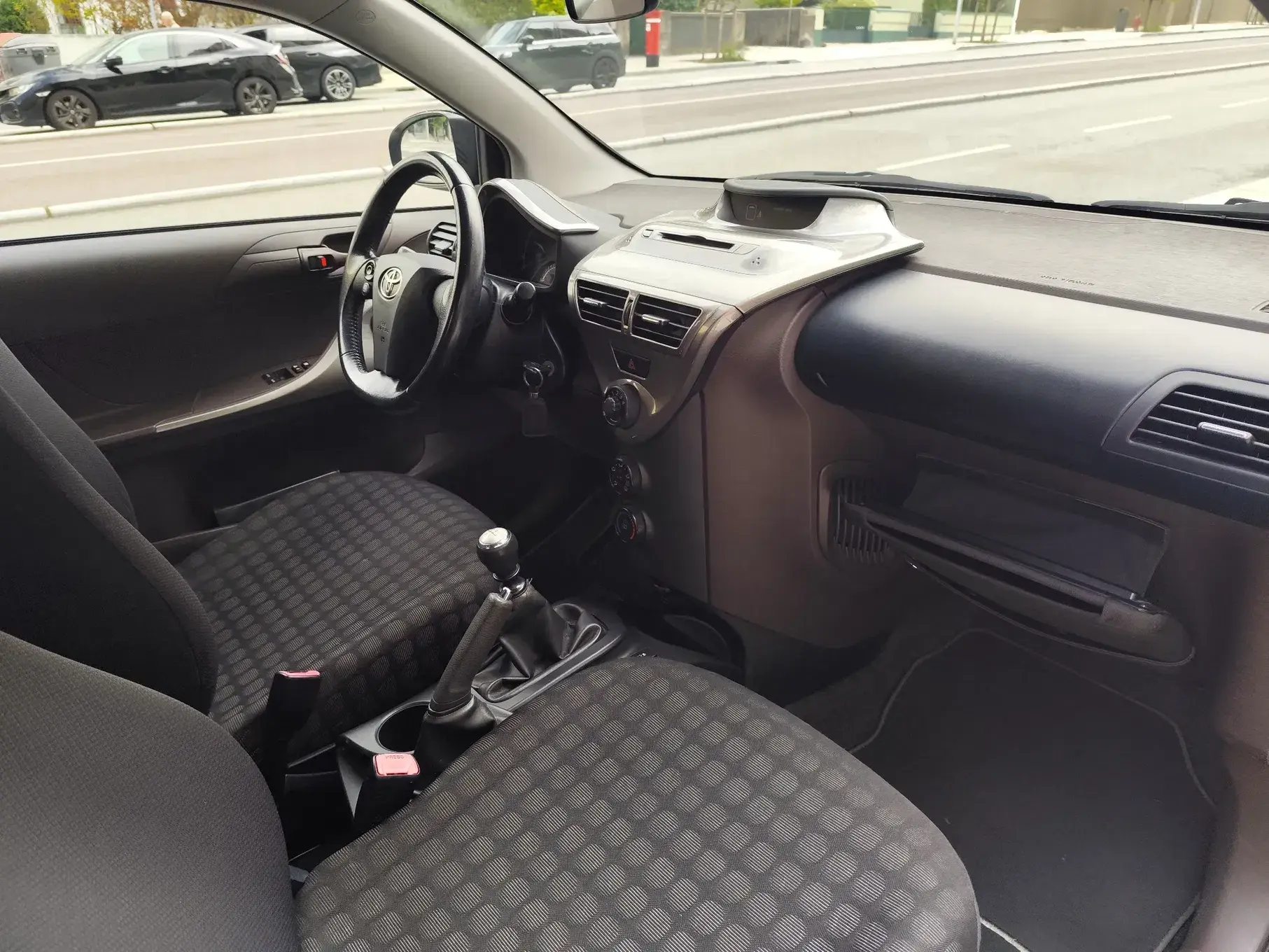 Toyota iQ 1.0 VVT-i 13