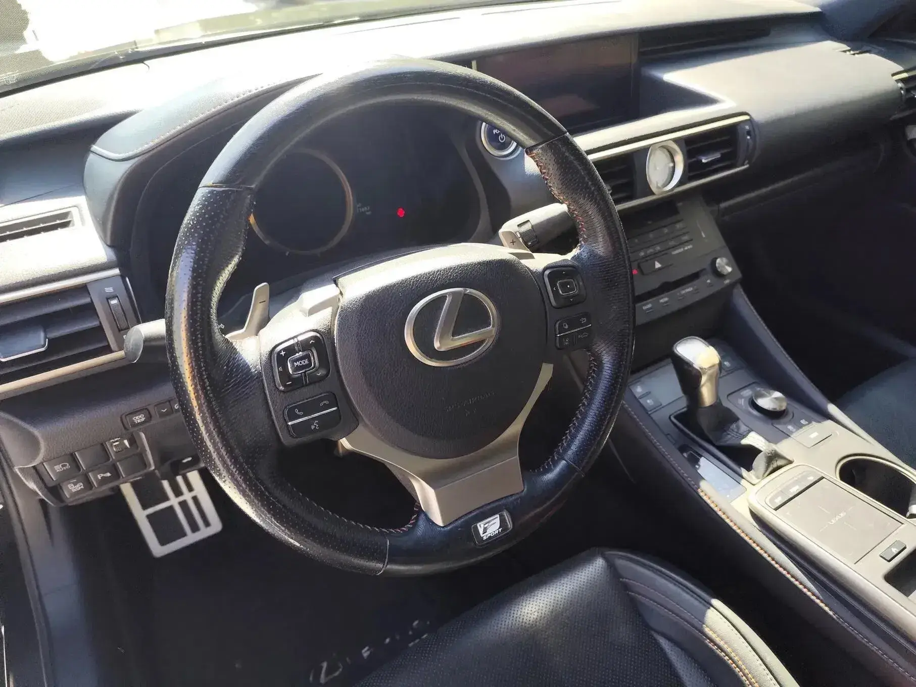 Lexus RC 300h Black Edition 18
