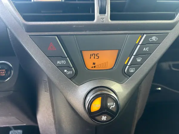 Toyota iQ 1.0 VVT-i 2 EP+NAVI+Bluetooth 17