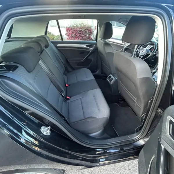 Volkswagen Golf 1.6 TDi Trendline DSG 24
