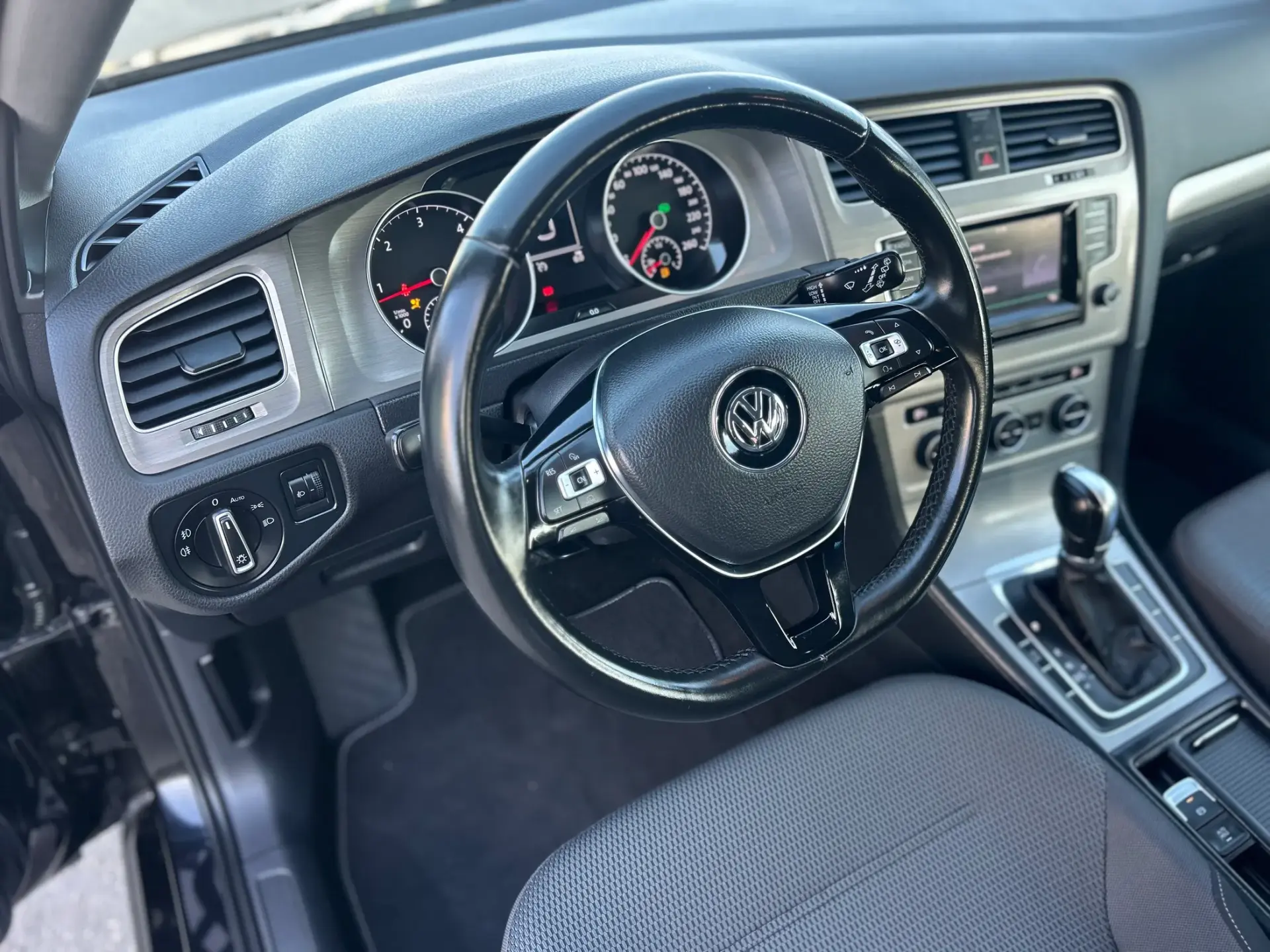 Volkswagen Golf 1.6 TDi Trendline DSG 17