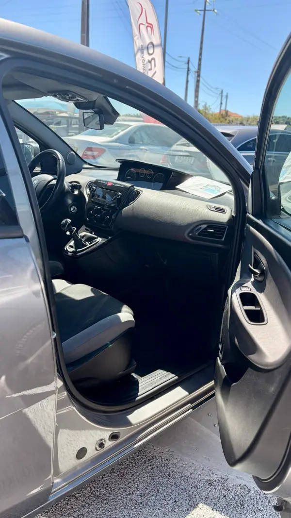 Lancia Ypsilon Outro 19