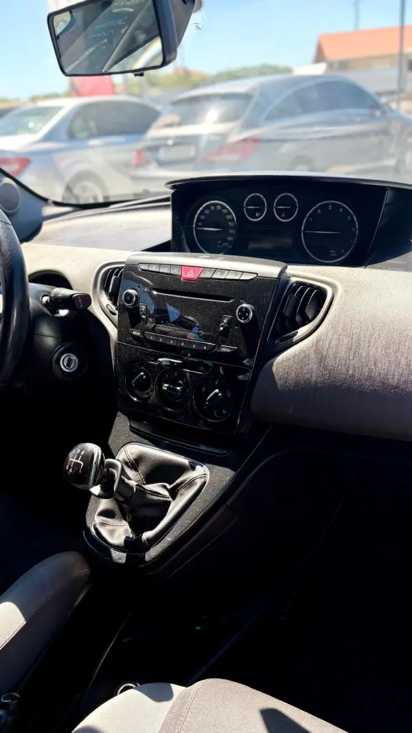 Lancia Ypsilon Outro 2