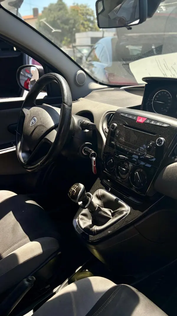 Lancia Ypsilon Outro 13