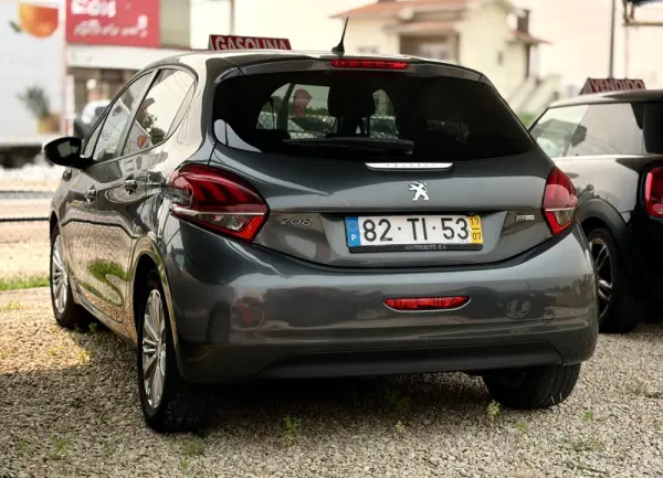 Peugeot 208 1.2 VTi SE Style 6