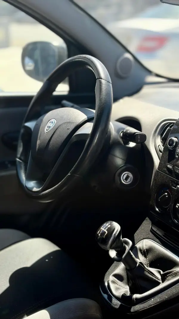 Lancia Ypsilon Outro 18