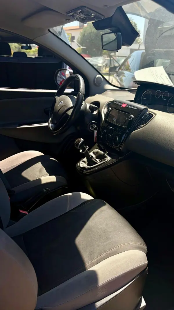 Lancia Ypsilon Outro 4