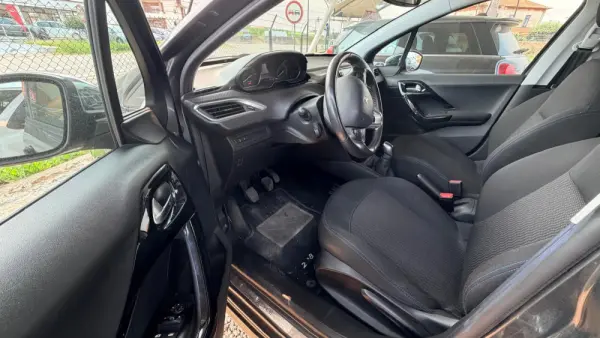 Peugeot 208 1.2 VTi SE Style 8