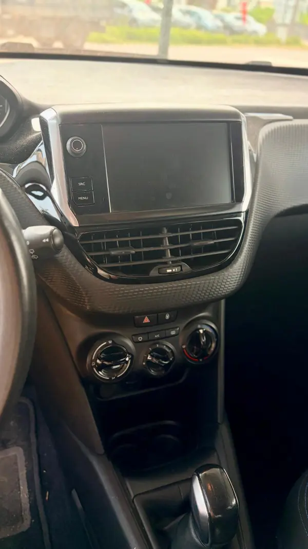 Peugeot 208 1.2 VTi SE Style 7