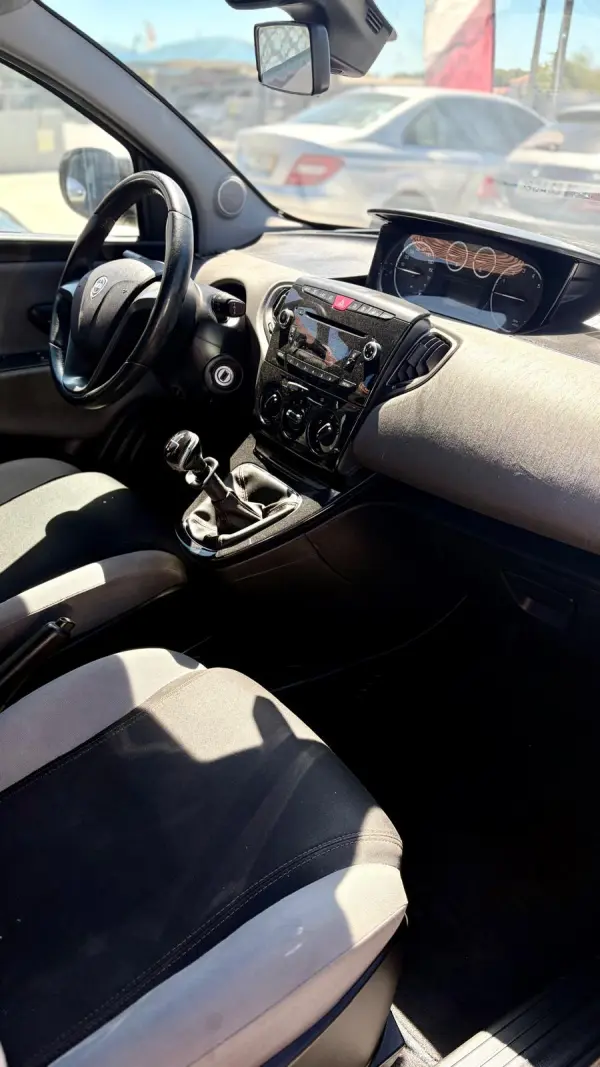 Lancia Ypsilon Outro 17