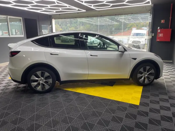 Tesla Model Y Long-Range RWD 15