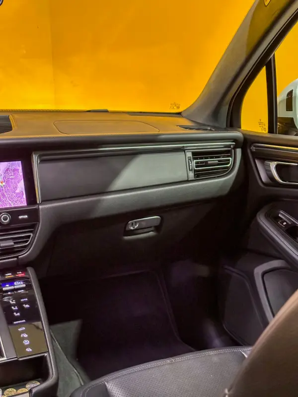 Porsche Macan T 16