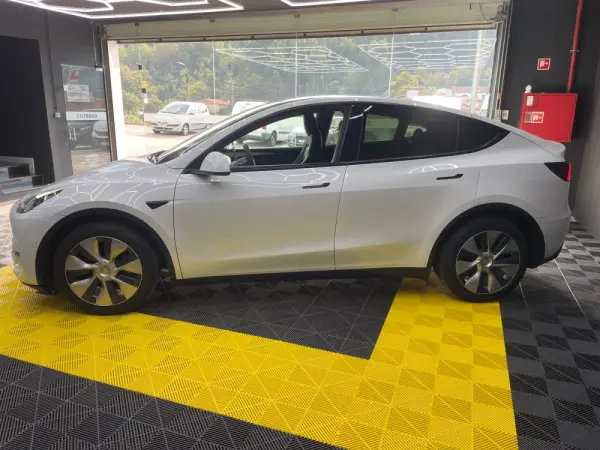 Tesla Model Y Long-Range RWD 2