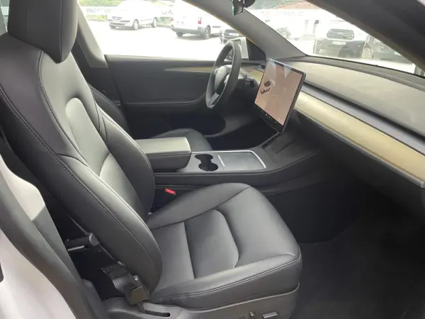 Tesla Model Y Long-Range RWD 7