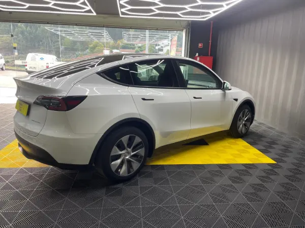 Tesla Model Y Long-Range RWD 16