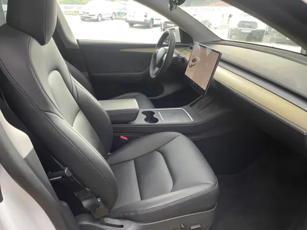 Tesla Model Y Long-Range RWD 6