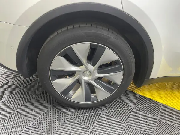 Tesla Model Y Long-Range RWD 14