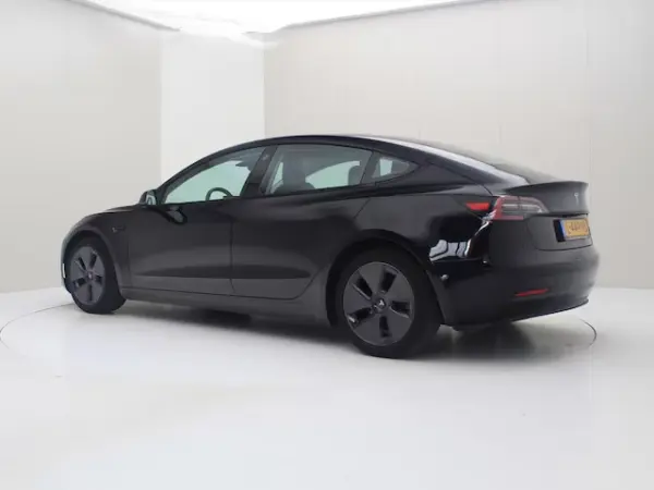 Tesla Model 3 Standard Range Plus RWD 3
