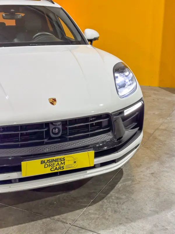Porsche Macan T 11