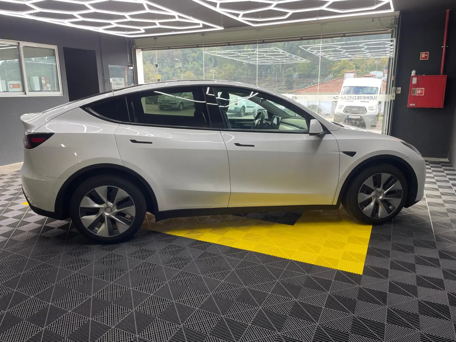 Tesla Model Y Long-Range RWD 15