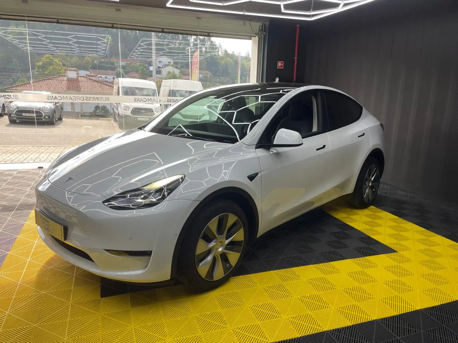 Tesla Model Y Long-Range RWD 4